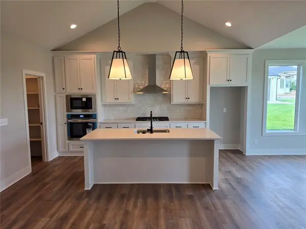 23910 W 112th TER, Olathe, KS 66061