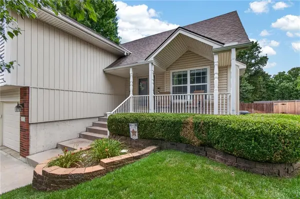 212 SE Bingham DR, Lee's Summit, MO 64063