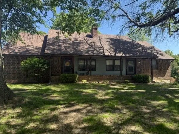 2200 Twin Oaks DR, Harrisonville, MO 64701