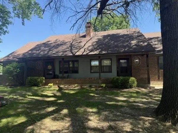 2200 Twin Oaks DR, Harrisonville, MO 64701