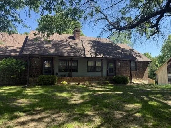 2200 Twin Oaks DR, Harrisonville, MO 64701