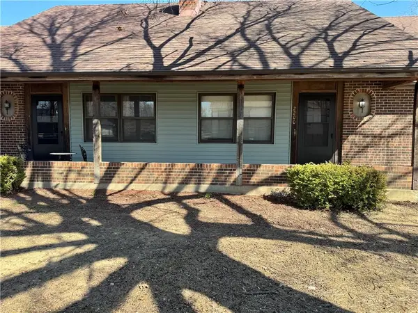 2200 Twin Oaks DR, Harrisonville, MO 64701