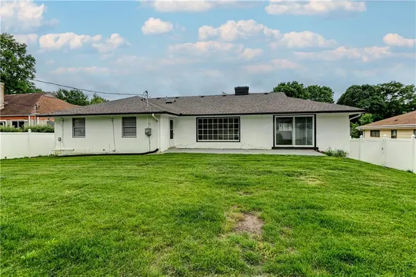 1102 W 85th TER, Kansas City, MO 64114