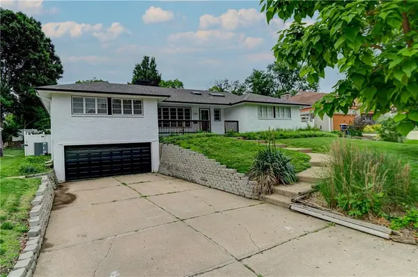 1102 W 85th TER, Kansas City, MO 64114