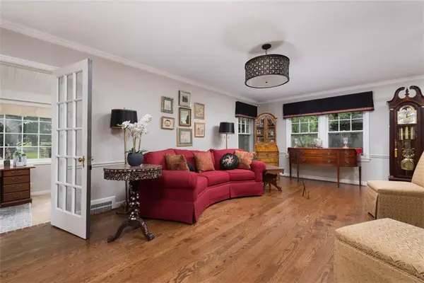 8033 Meadow LN, Leawood, KS 66206
