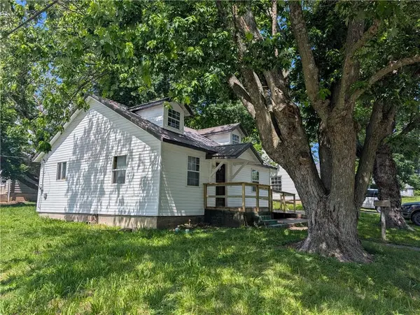 105 E Colorado ST, Windsor, MO 65360