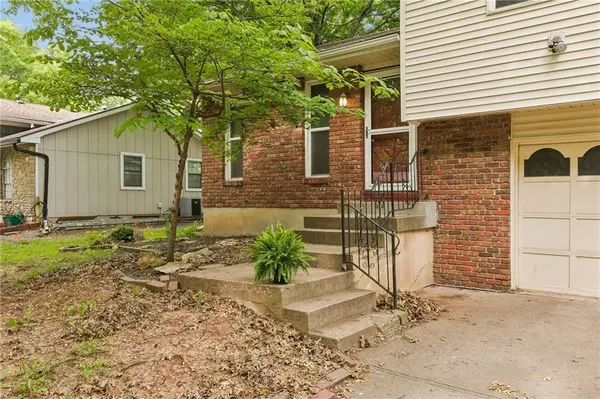 515 S Cardinal DR, Olathe, KS 66062