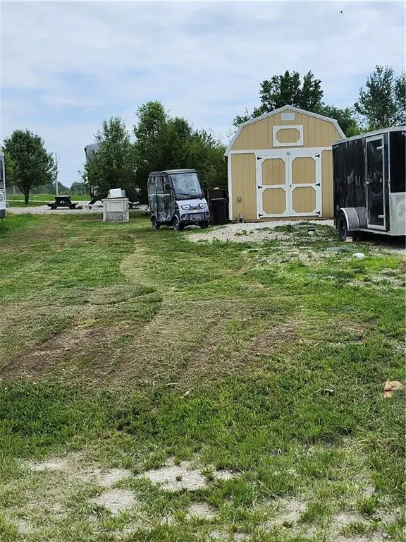 6 Greenwood LN, Linn Valley, KS 66040