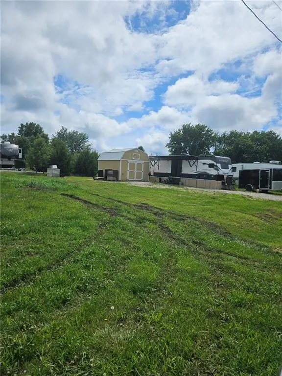 6 Greenwood LN, Linn Valley, KS 66040