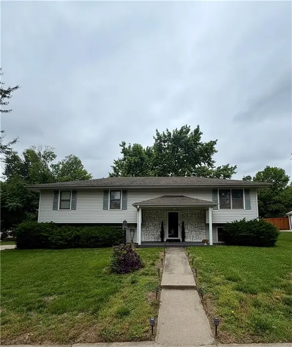 2010 Buckingham ST, St Joseph, MO 64506