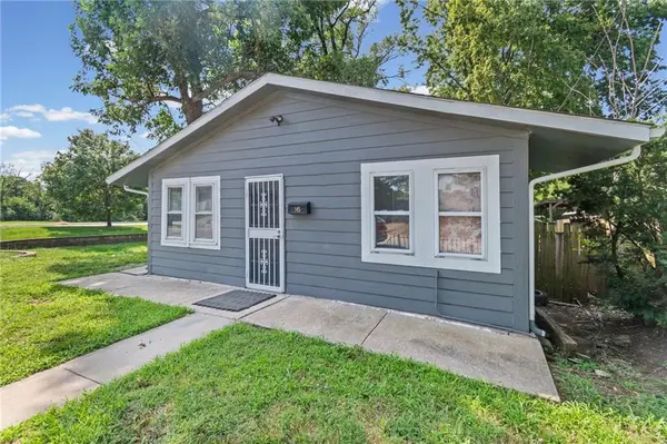 145 E Farmer ST, Independence, MO 64050