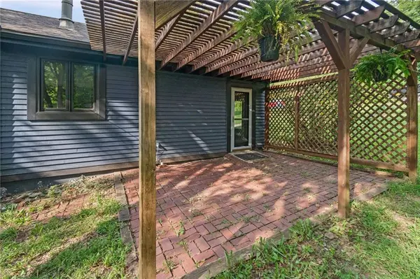 9051 HILLVIEW DR, De Soto, KS 66018