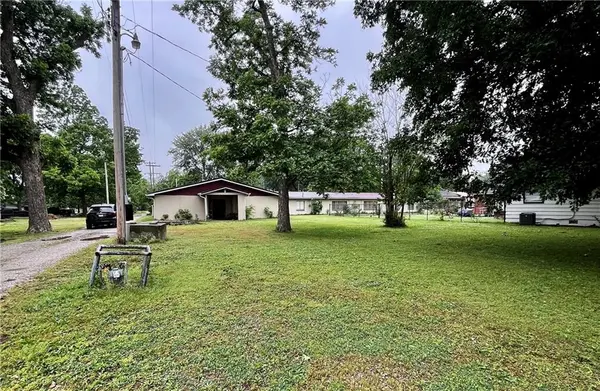 814 Walnut ST, Chetopa, KS 67336