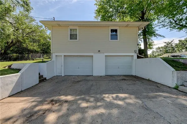1946 Cherokee ST, Leavenworth, KS 66048