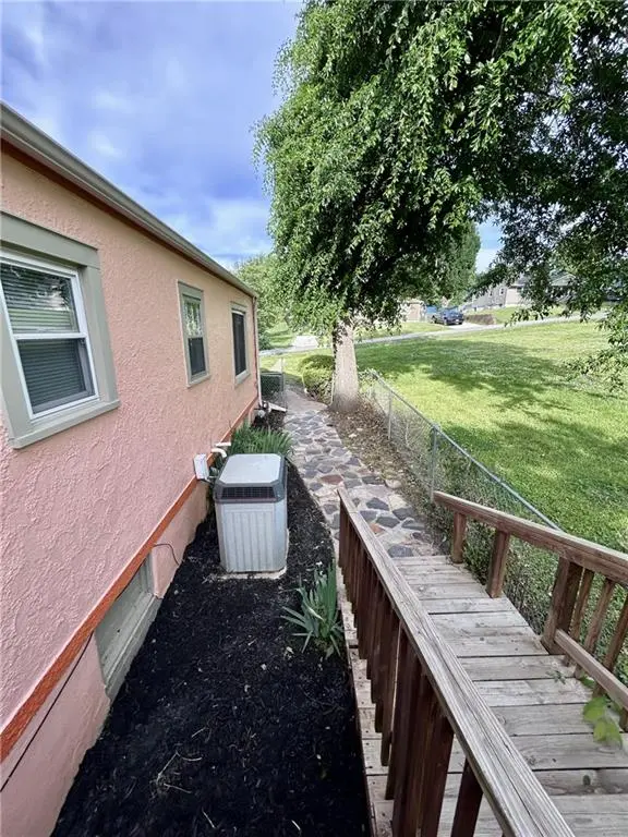 1816 S 40th ST, St Joseph, MO 64507