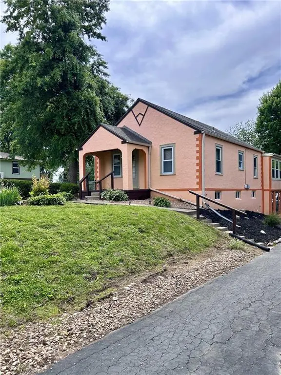 1816 S 40th ST, St Joseph, MO 64507
