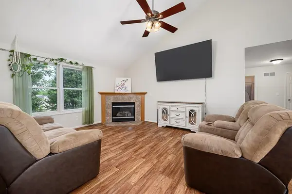 180 Rawlings DR, Tonganoxie, KS 66086