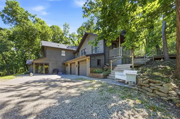 11948 Wooded Way LN, Oskaloosa, KS 66066