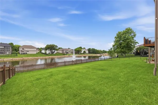 2808 SW Arthur DR, Lee's Summit, MO 64082