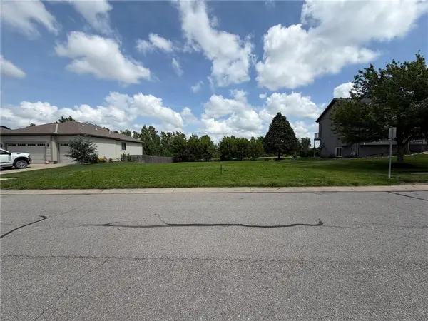 1500 N 4th St E Lot 172 ST #E, Louisburg, KS 66053