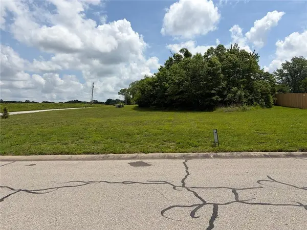921 Sutherland DR, Louisburg, KS 66053