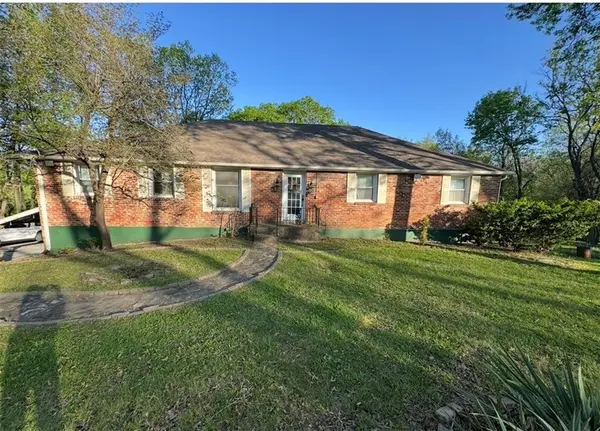 6261 NE Russell RD, Kansas City, MO 64117