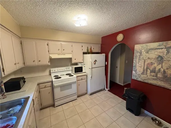 1404 NW Sandalwood CT, Blue Springs, MO 64015