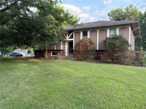 1404 NW Sandalwood CT, Blue Springs, MO 64015