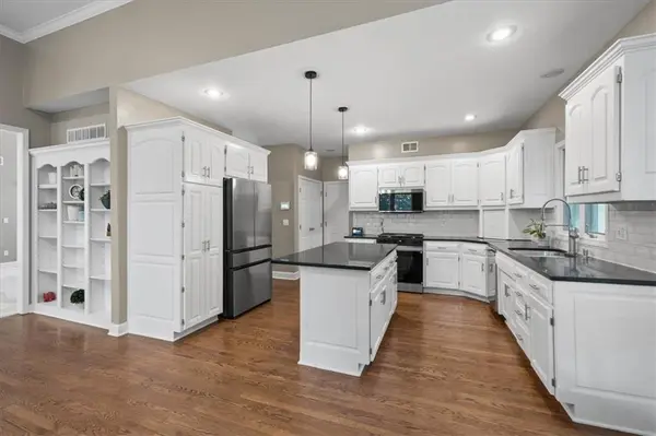 5812 NW Hickory PL, Parkville, MO 64152