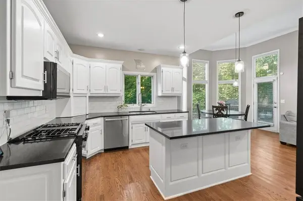 5812 NW Hickory PL, Parkville, MO 64152