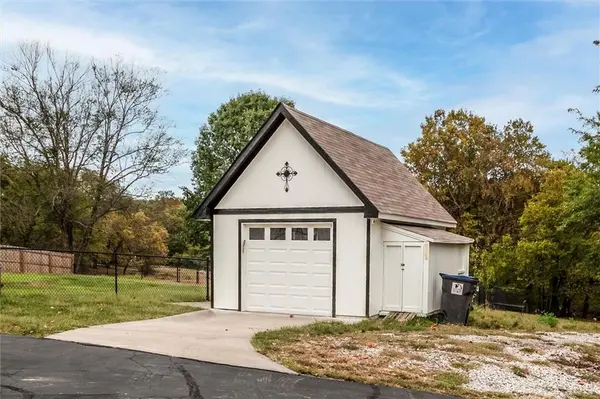 23210 Old Cyclone School RD, Lee's Summit, MO 64064