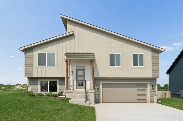 2112 SE Oak Ridge DR, Oak Grove, MO 64075
