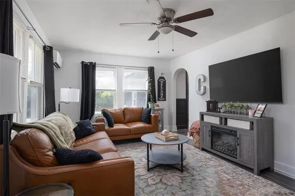 2 NE Vine ST, Lee's Summit, MO 64063