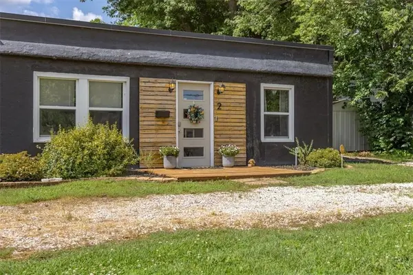 2 NE Vine ST, Lee's Summit, MO 64063