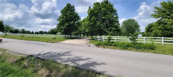 1010 N Prairie LN, Raymore, MO 64083