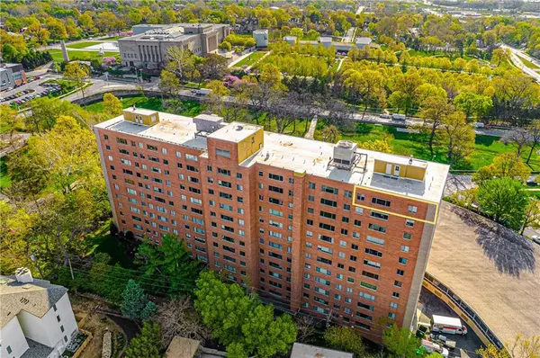 4550 Warwick BLVD #1205, Kansas City, MO 64111