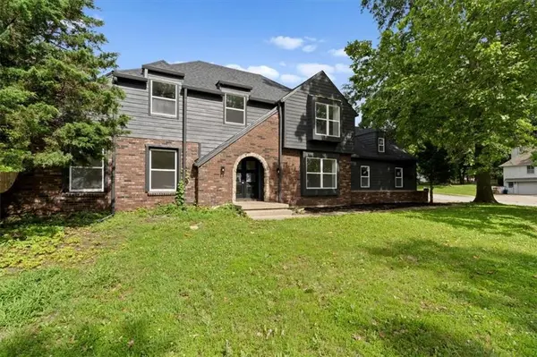307 S Sunset LN, Raymore, MO 64083