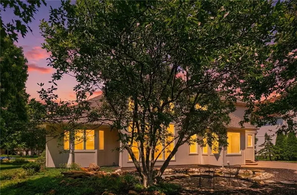 9608 Falcon Ridge DR, Lenexa, KS 66220