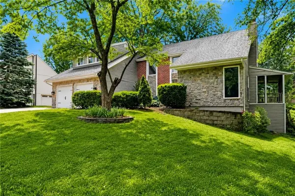12343 Pinehurst DR, Kansas City, KS 66109