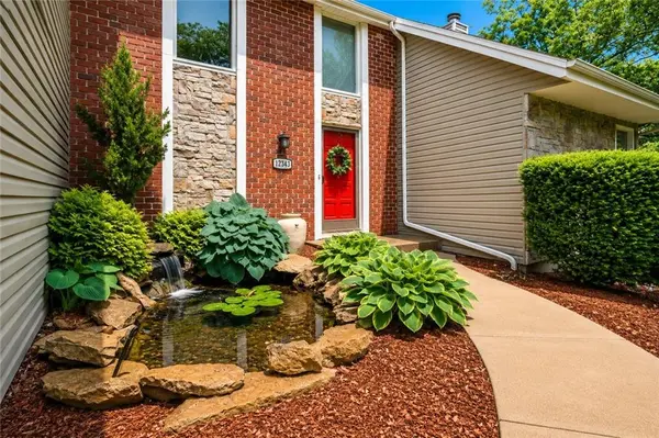 12343 Pinehurst DR, Kansas City, KS 66109