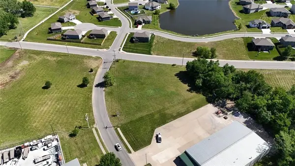 400 SW Powell DR, Oak Grove, MO 64075