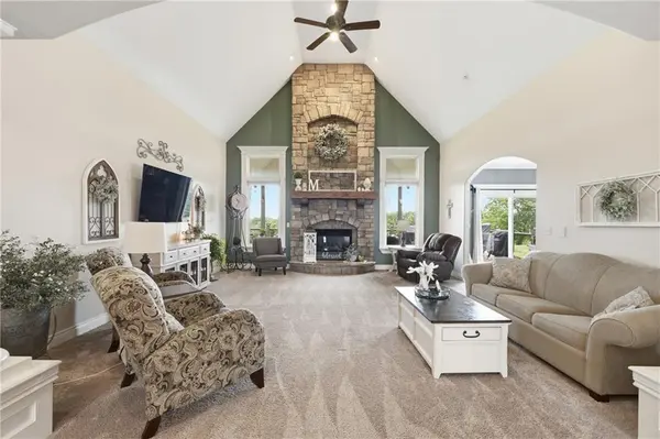 14251 KK HWY, Braymer, MO 64624