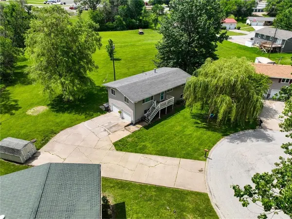 3 Huron CT, Hiawatha, KS 66434