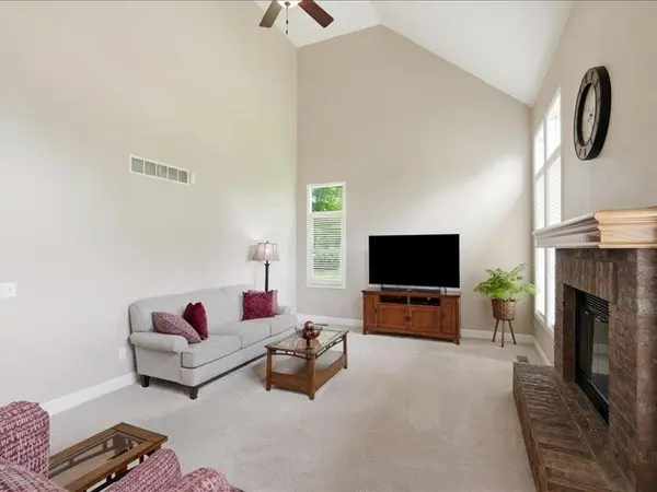 232 Winterpark CIR, Lee's Summit, MO 64081