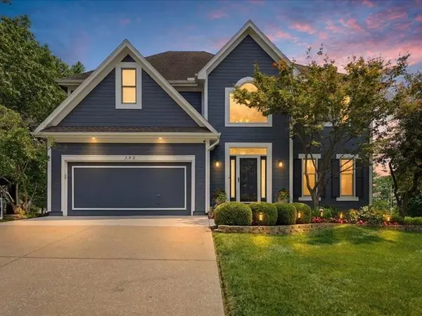 232 Winterpark CIR, Lee's Summit, MO 64081