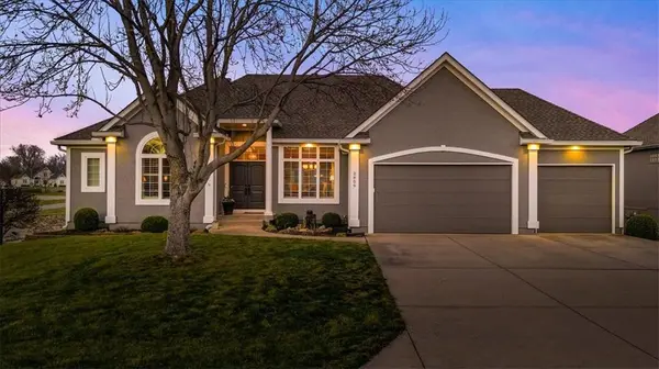 2809 Carlton DR, Lee's Summit, MO 64082