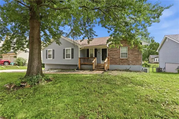 901 SW Foxtail DR, Grain Valley, MO 64029