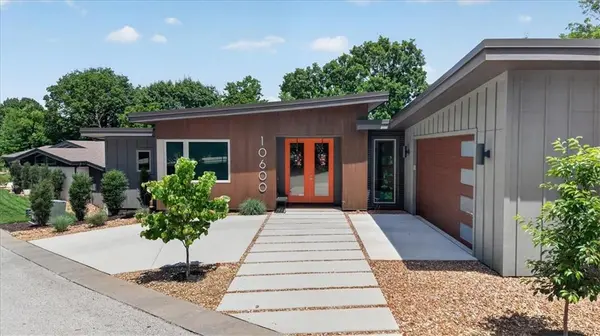 10600 Chateau LN, Parkville, MO 64152