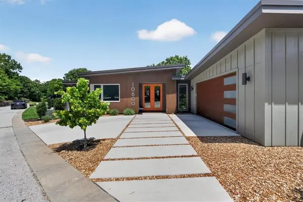 10600 Chateau LN, Parkville, MO 64152