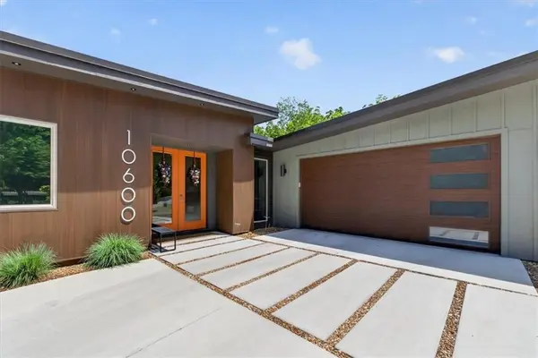 10600 Chateau LN, Parkville, MO 64152